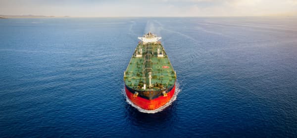 Öltanker bei einer Fahrt durchs Meer