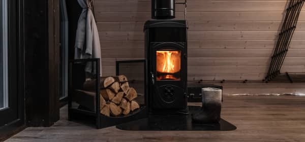 Freistehender Kaminofen in einem Raum im Dachgeschoss