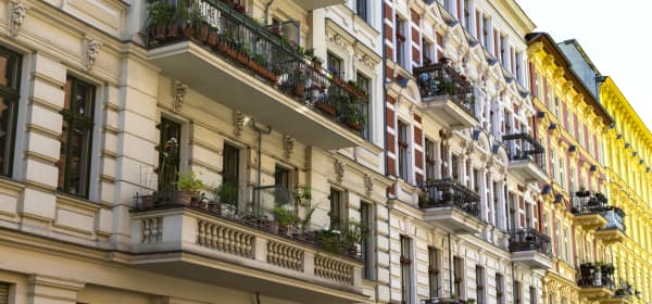 Straßenansicht alter Mehrfamilienhäuser in Berlin