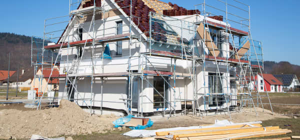 Fast fertiggestelltes, freistehendes Wohnhaus, das sich noch im Bau befindet