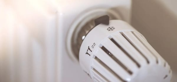 Nahaufnahme eines Heizkörpers mit Thermostat