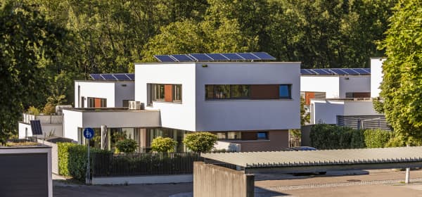 klimafreundliche Neubaugebäude mit Solaranlage mitten im Grünen erbaut