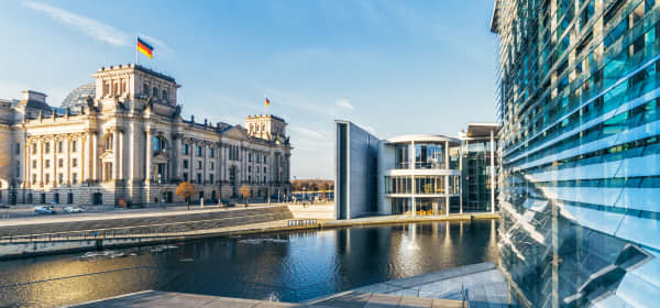 Regierungsviertel in Berlin bei blauem Himmel und Sonnenschein