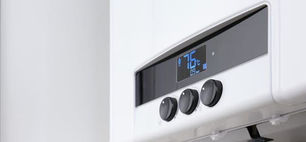 Regler und digitale Anzeige an einer modernen Gastherme