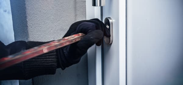Haustür wird mit Brecheisen aufgebrochen