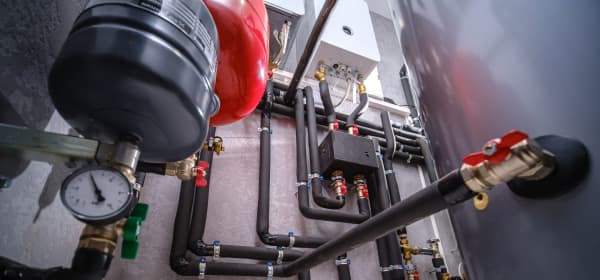 Innenansicht eines modernen Heizungskellers