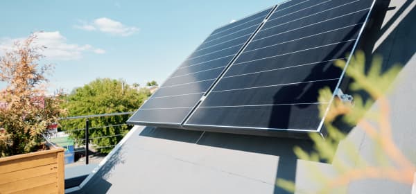 Solarmodul auf sonniger Dachterrasse