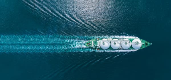 Sicht von oben auf einen LNG-Tanker, der durch das Meer fährt