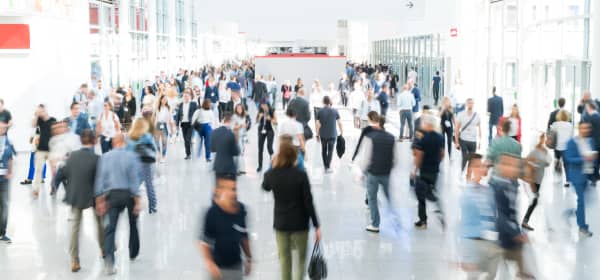 Verschwommene Menschen auf einer Messe
