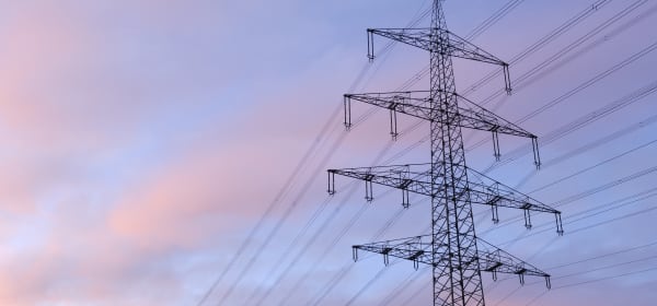 Strommast bei Sonnenaufgang