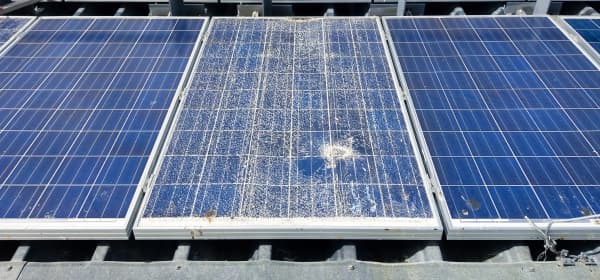 Grafik zum Thema Versicherung für Solaranlagen zeigt ein beschädigtes Solarpanel