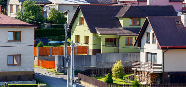 Wohngegend mit alten, unsanierten Einfamilienhäusern in Deutschland