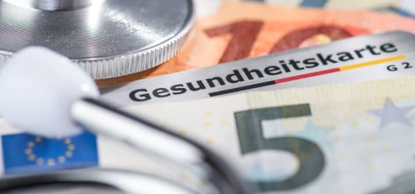 Gesundheitskarte, Stethoskop und Euroscheine in Nahaufnahme