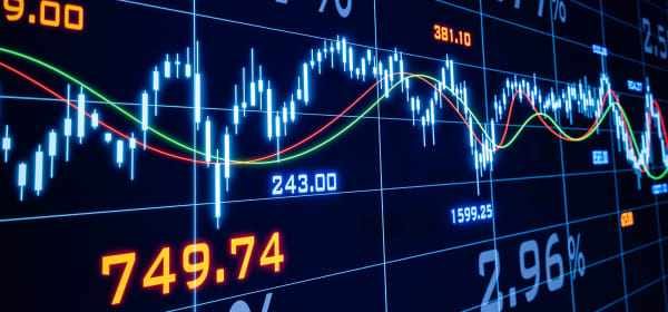 Nahaufnahme eines Bildschirms mit Finanzdiagrammen und Zahlen, die den Aktienmarkt und den Devisenhandel darstellen