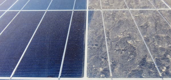 Sauberes und verschmutztes Solarmodul nebeneinander