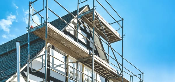 Fachwerkhaus mit Baugerüst