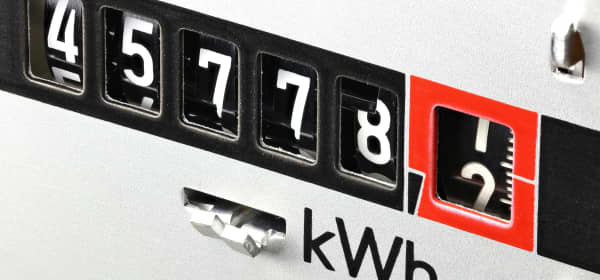 Nahansicht eines alten, nicht digitalen Stromzählers