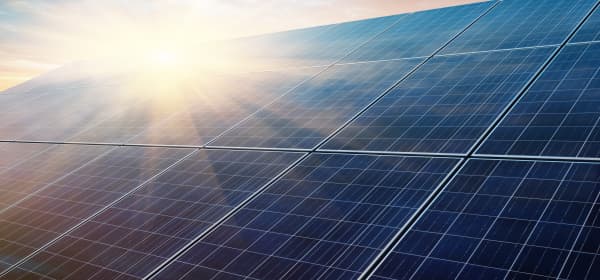 Solarmodule auf einem Schrägdach bei Sonnenschein