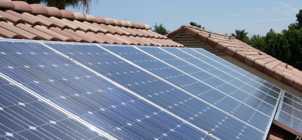 Solarmodule auf braun gedecktem Dach eines Wohnhauses