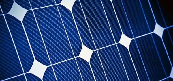 Nahaufnahme eines Solarmoduls und der Solarzellen