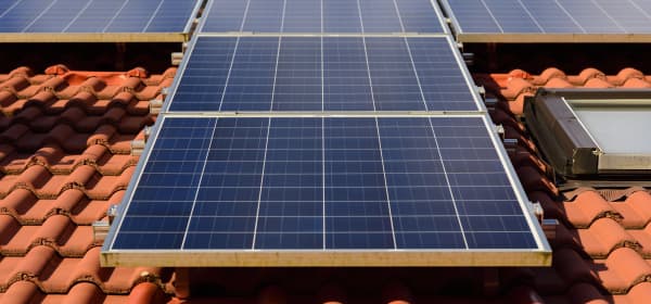 Solarmodule auf rotem Ziegeldach