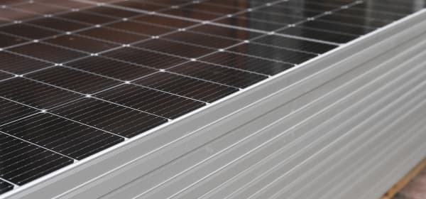 Mehrere Solarmodule übereinander liegen auf einer Palette