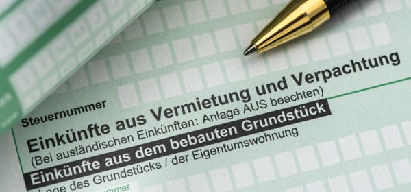 Nahaufnahme einer Einkommensteuererklärung mit Einkünften aus Vermietung und Verpachtung
