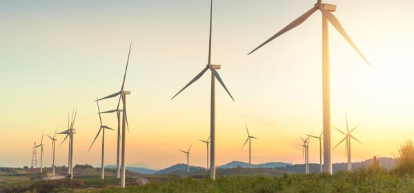 Windräder in der Landschaft bei Sonnenaufgang
