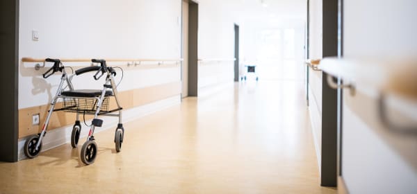 Gut beleuchteter Flur mit Rollator in einem Pflegeheim
