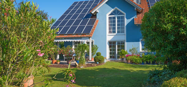 Einfamilienhaus mit Solaranlage auf dem Dach und gepflegtem Garten