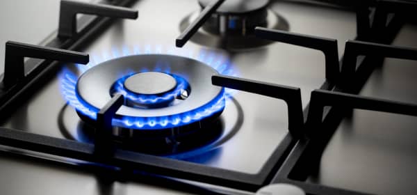 Moderner Gasherd mit brennender Flamme