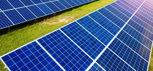 Luftaufnahme von Photovoltaik-Paneelen auf einer Freifläche