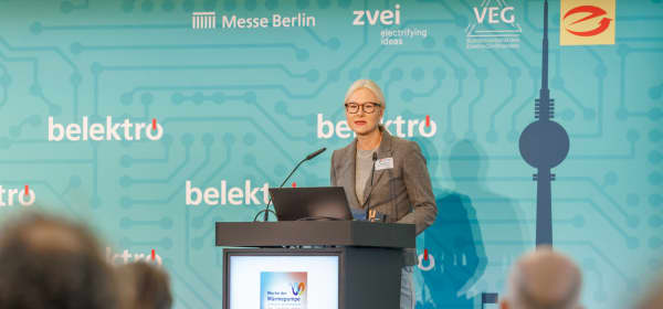 Anja Bischof, Geschäftsführerin der Berliner Energieagentur GmbH (BEA), beim Wärmepumpen-Infotag