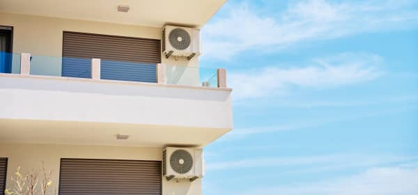 Klimaanlagen an der Fassade eines Mehrfamilienhauses