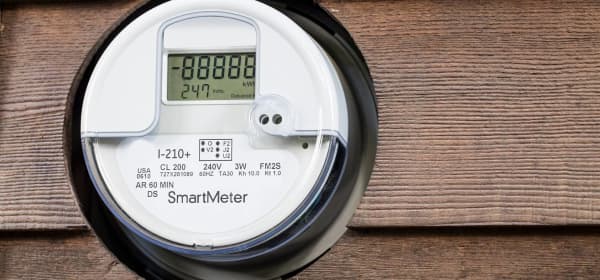 Intelligenter Stromzähler außen an einem Gebäude