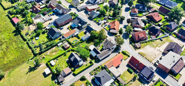 Luftaufnahme vom Rand eines typischen Dorfes im Norden Deutschlands