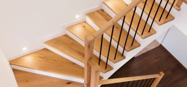 Moderne Holztreppe in einem Wohnhaus