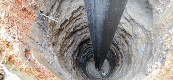 in einem Brunnen wird nach Wasser gebohrt