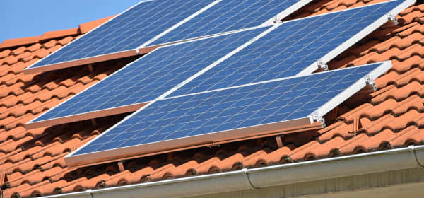 Solarpanelen liegen auf einem roten Ziegeldach