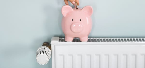 Sparschwein auf einer Heizung