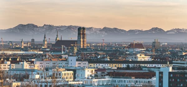 München Skyline mit Alpen