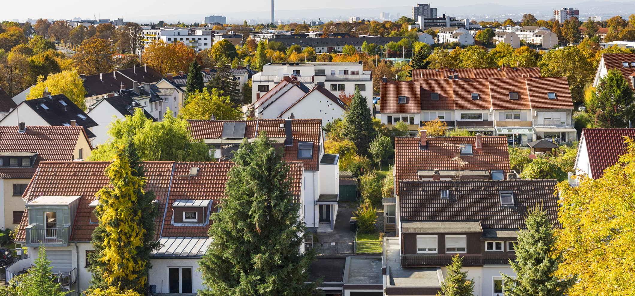 Wohnhäuser im Vorort von Frankfurt am Main mit roten Dächern und vielen Bäumen