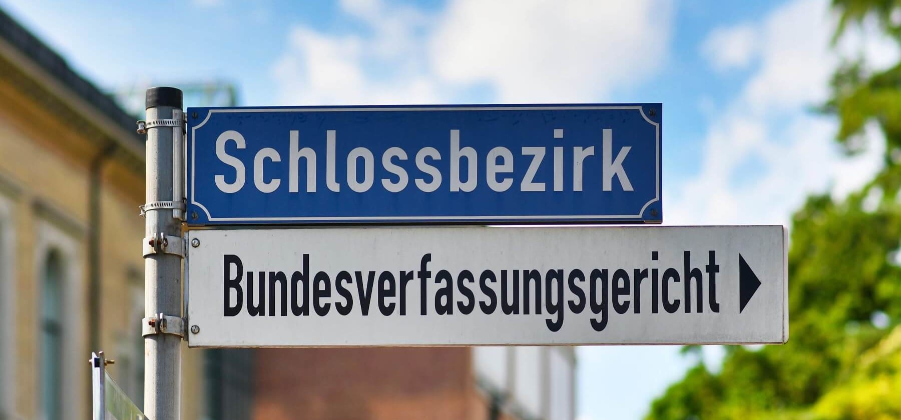 Straßenschild des Schlossbezirks in Karlsruhe mit richtungsweisendem Schild zum Bundesverfassungsgericht