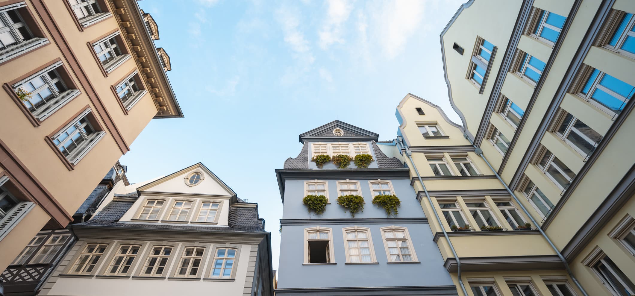Altstadthäuser in Frankfurt, Deutschland, von unten fotografiert.
