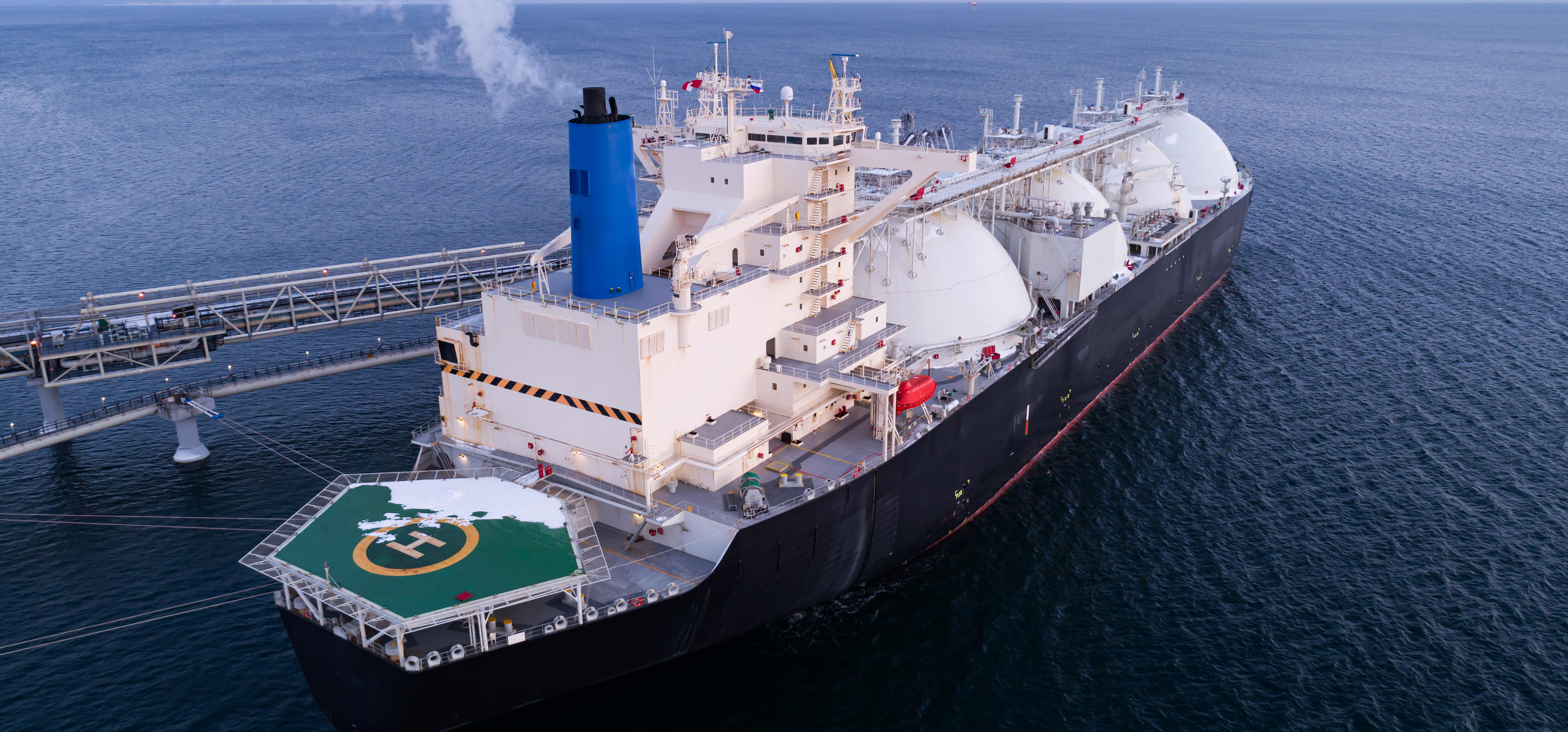 LNG-Tanker an einem LNG-Terminal
