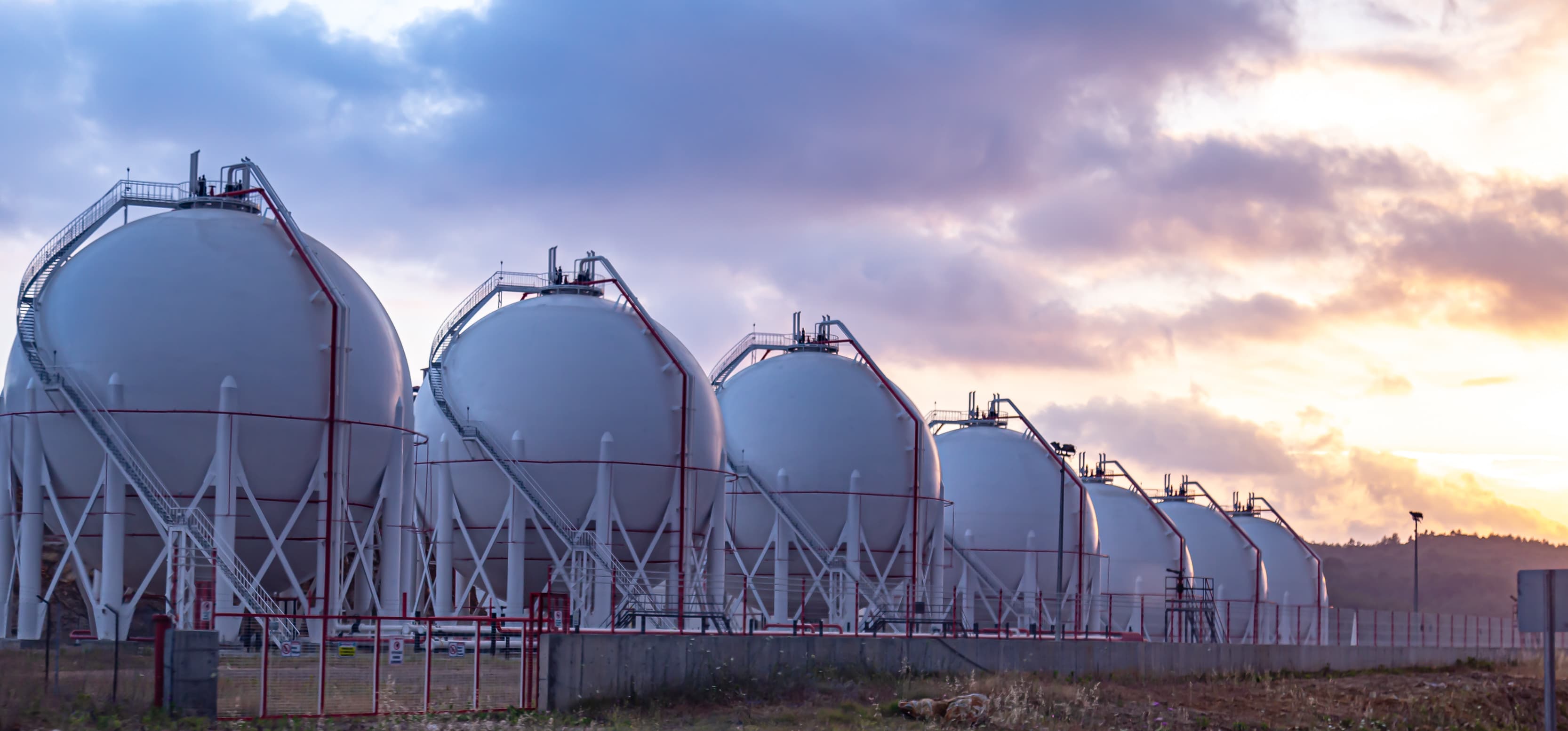 Gasspeicher bei Sonnenuntergang