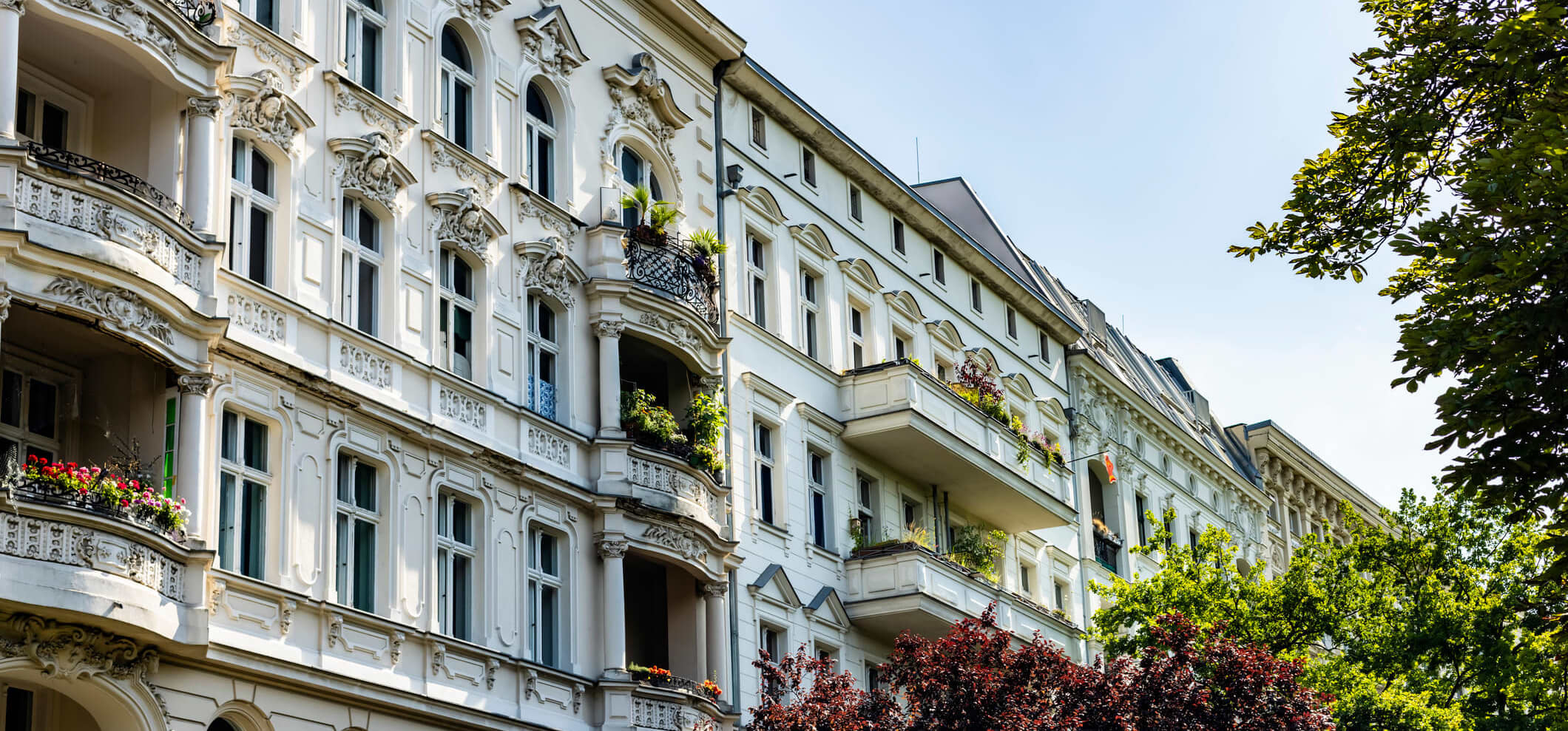 Straßenansicht von Mehrfamilienhäusern mit aufwendigen Fassaden in Berlin
