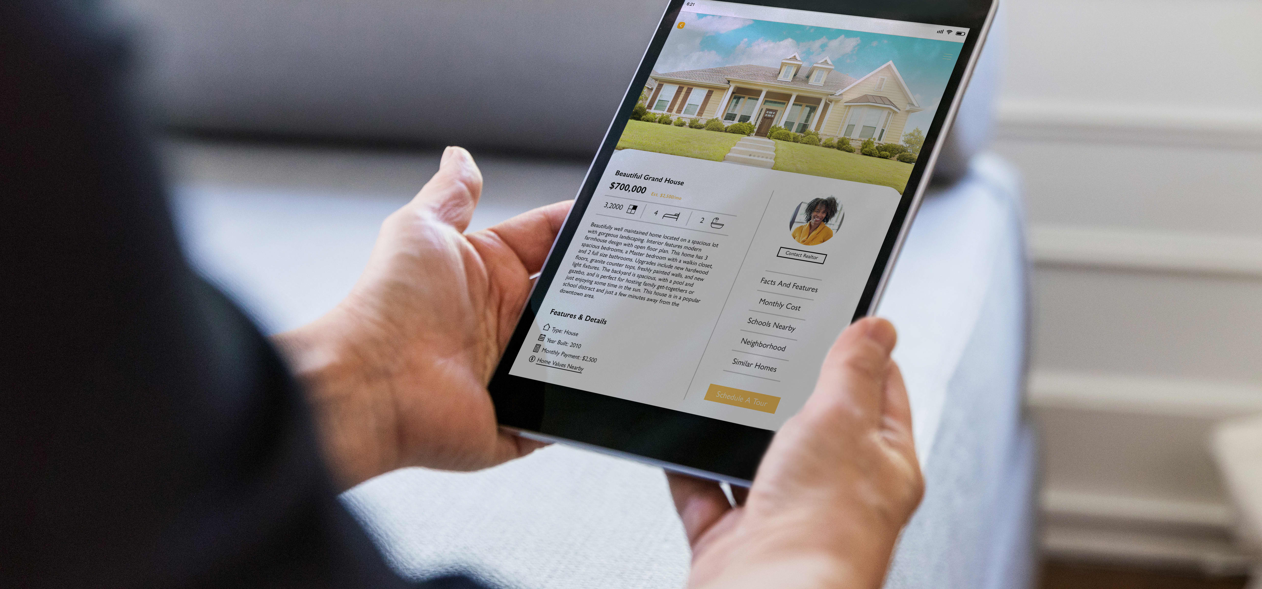 Person sieht sich das Inserat einer Immobilie auf einem Tablet an