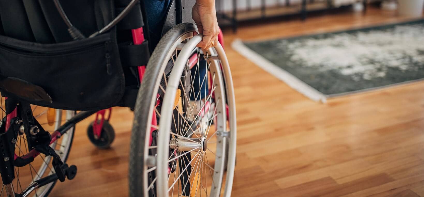 Nahaufnahme einer Rollstuhlfahrerin in ihrem Zuhause