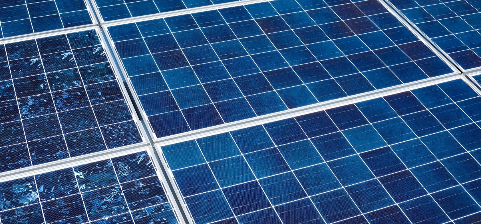 Nahaufnahme mehrerer verbauter kristalliner Solarmodule
